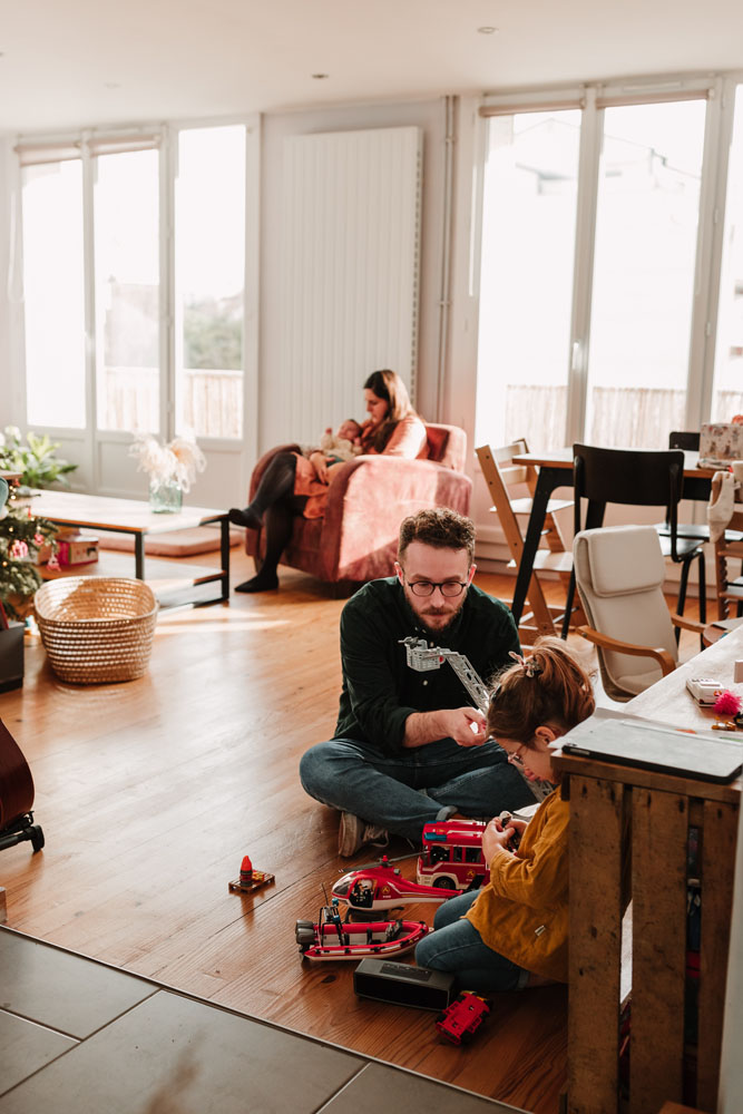 Photographe Famille Lyonnaise - une session photo de vos enfant dans la douceur de votre foyer