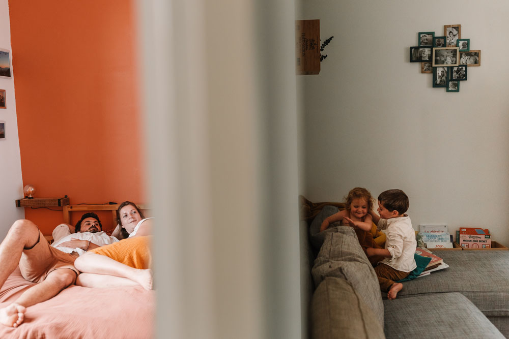 Photographe Famille Lyonnaise - une session photo de vos enfant dans la douceur de votre foyer