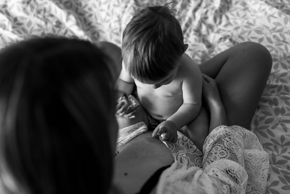 Séance Photo Maternité à Lyon - allaitement avec votre bébé, Photographe lifestyle et intimiste Rhône-Alpes