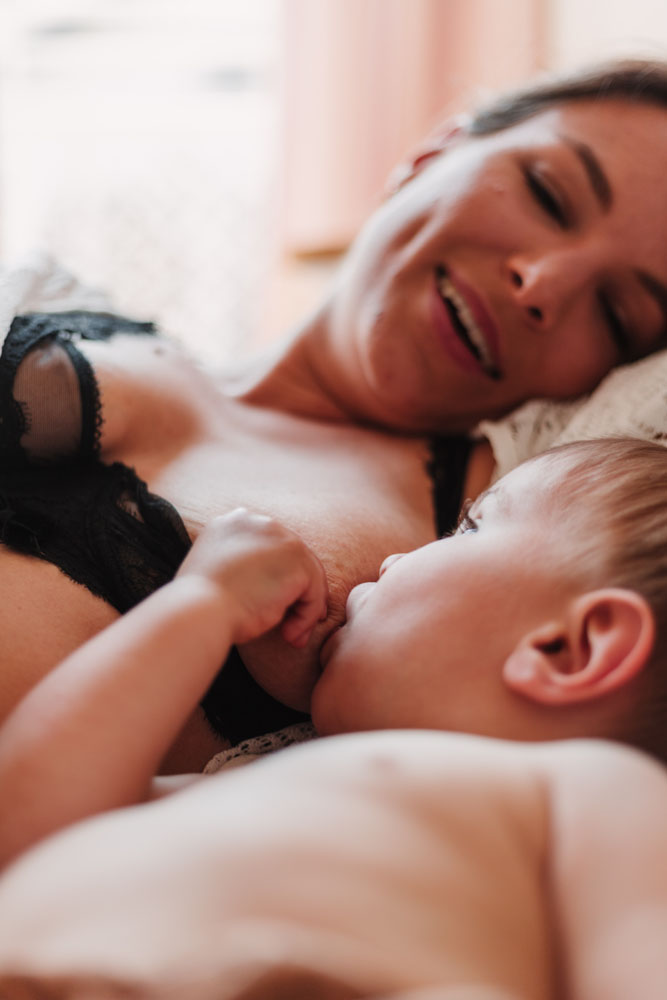 Séance Photo Maternité à Lyon - allaitement avec votre bébé, Photographe lifestyle et intimiste Rhône-Alpes