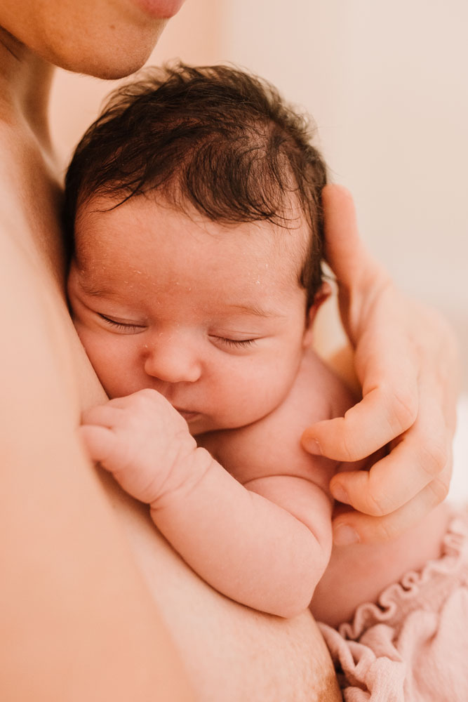 Séance Photo Maternité à Lyon - Peau à peau avec votre bébé, Photographe lifestyle et intimiste Rhône-Alpes