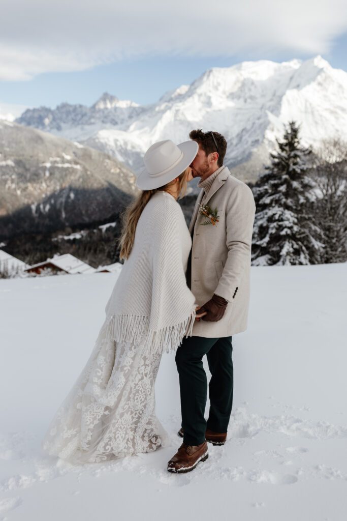 couple-photographe-seance-photo-montagne-hiver-neige-ski