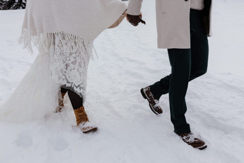 couple-seance-photo-moderne-elegante-neige-chic-montagne-savoie