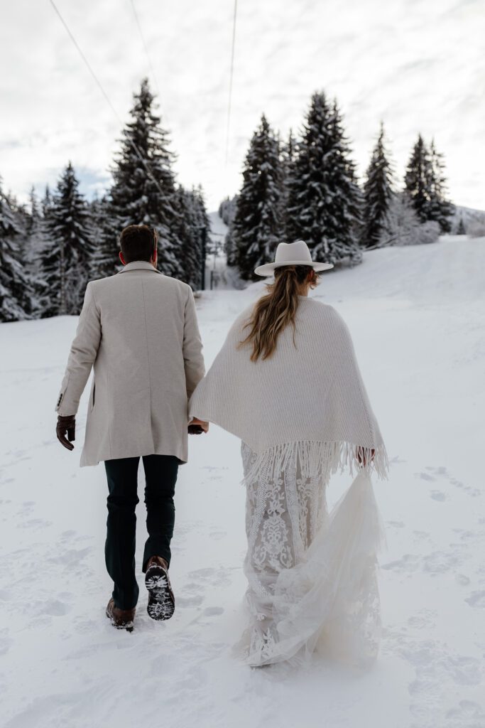 couple-seance-photo-montagne-mariage-neige-photographe-savoie-haute-beaujolais-lyon-bugey-jura