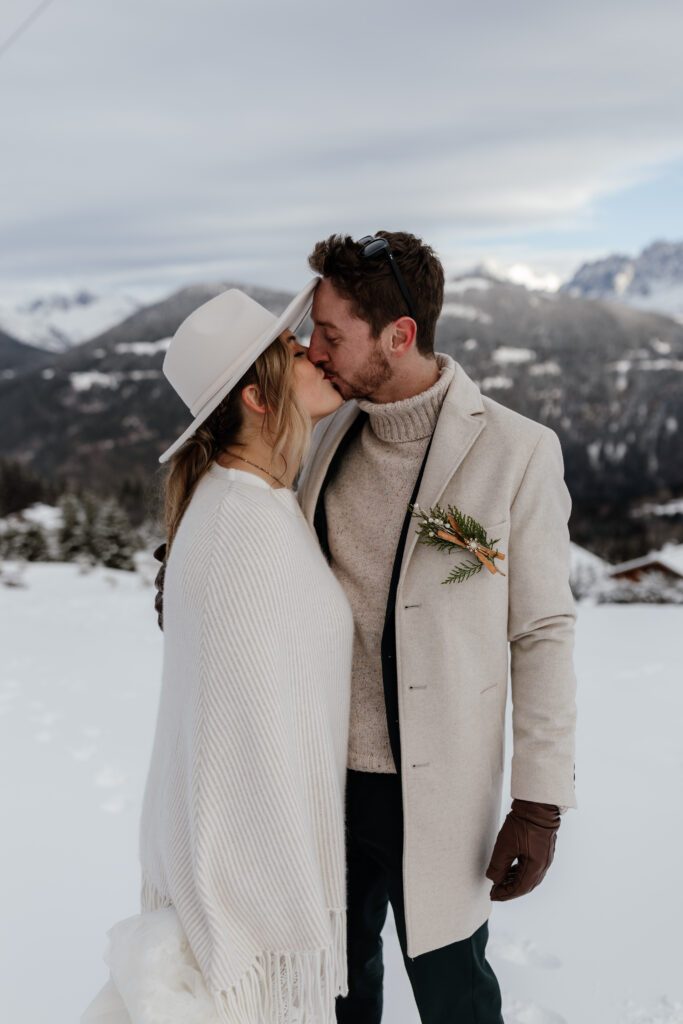 couple-seance-photographe-mariage-jura-neige-savoie-montagne-ski-station