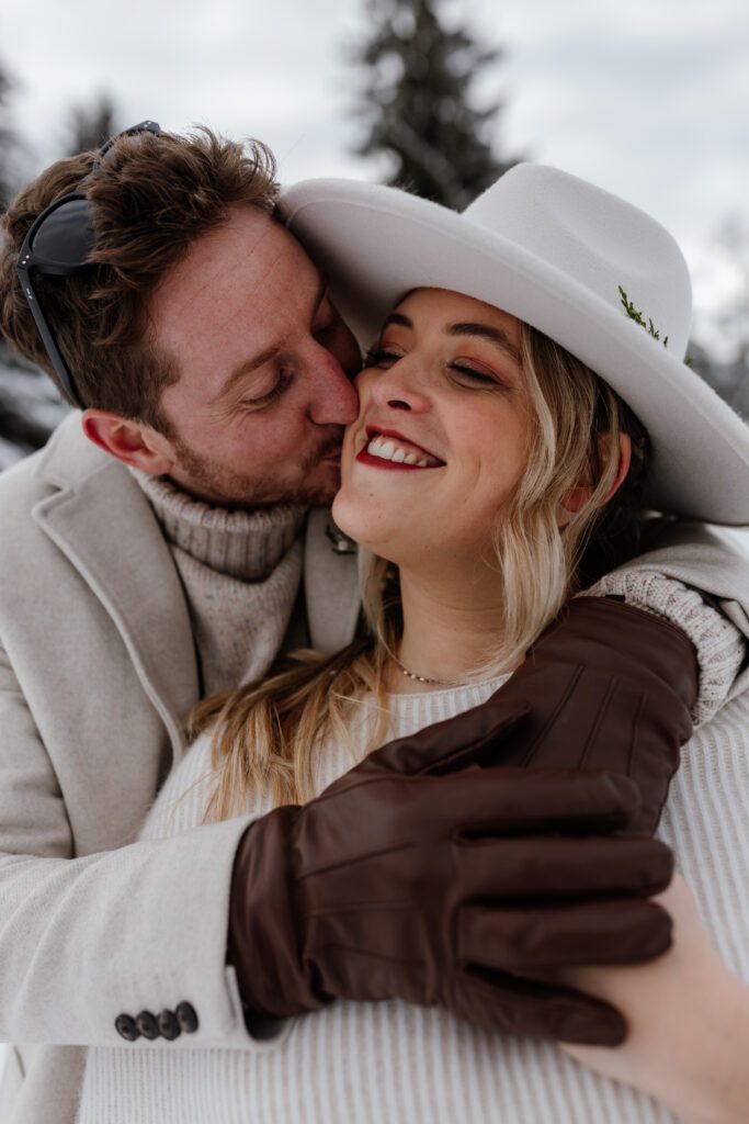 couple-seance-photographe-mont-blanc-montagne-neige-chalet